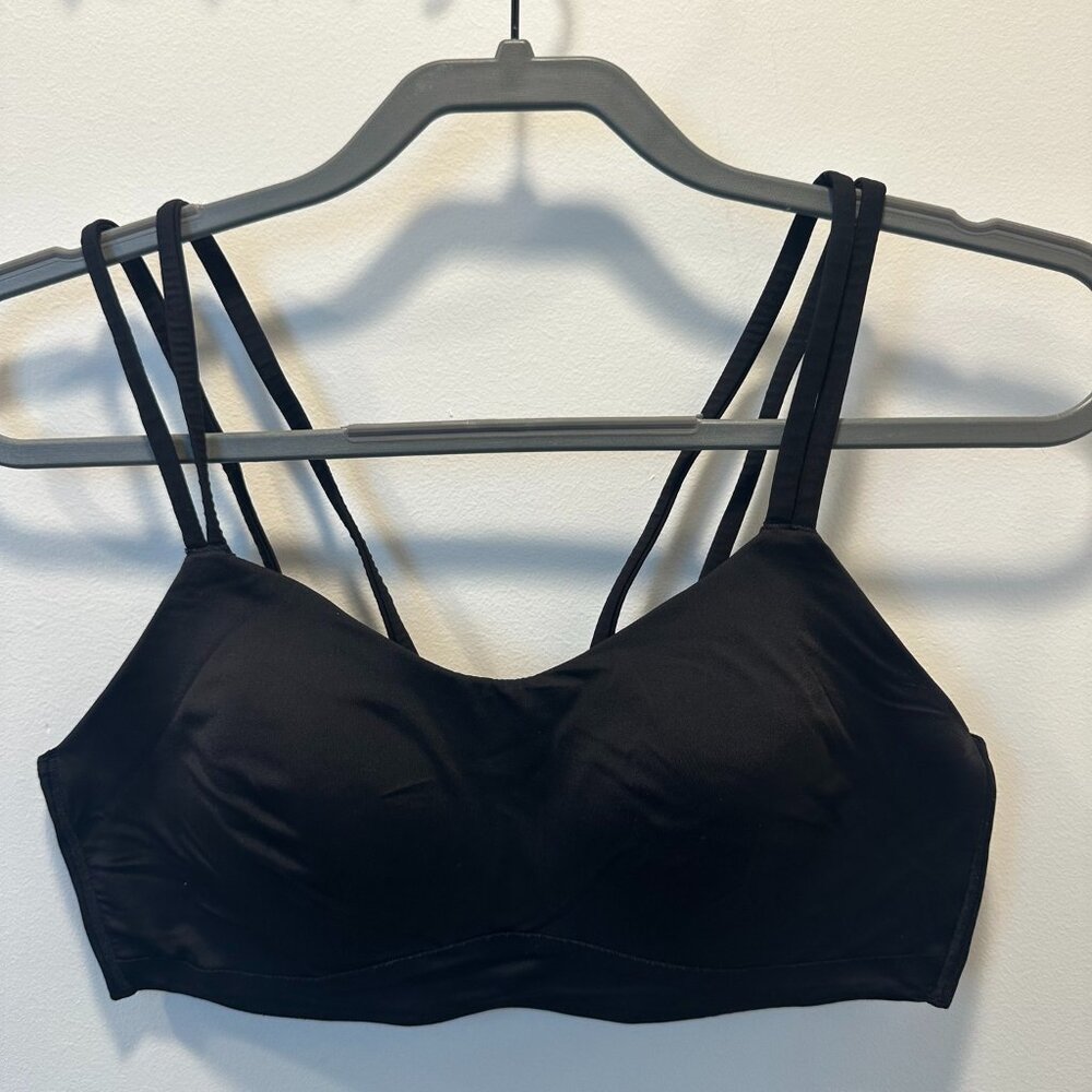 Lululemon size 10 B/C cup Like a Could Bra *Light Support, black
